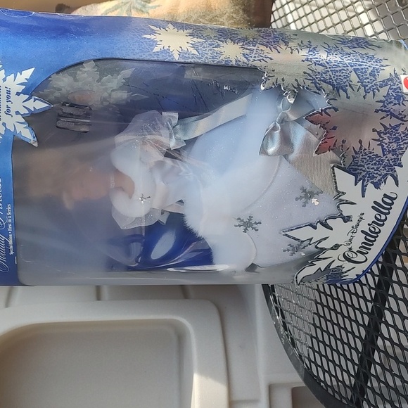 Cinderella Barbie Doll,1996 - Picture 5 of 9